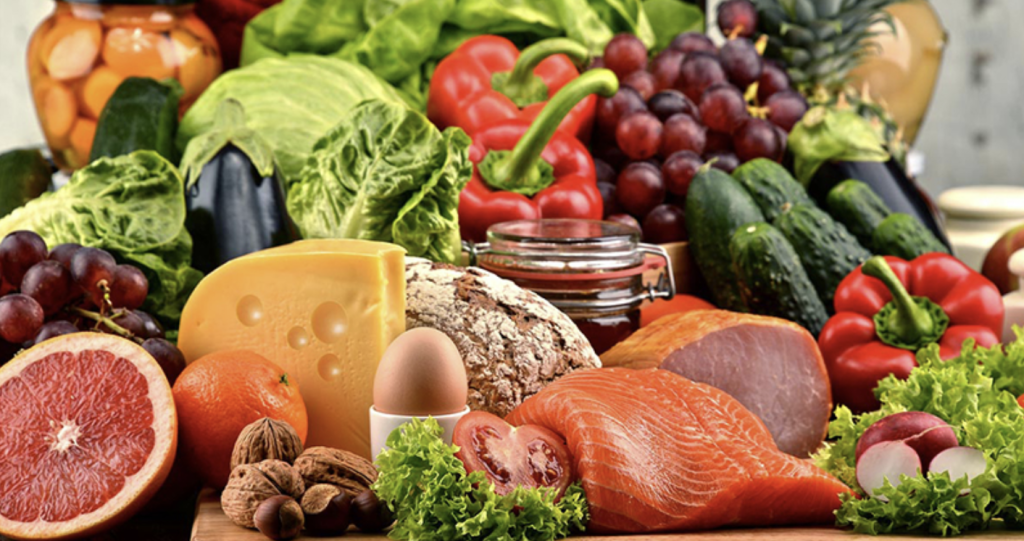 Thực phẩm tươi sống giàu vitamin và chất xơ – thành phần chính trong thực đơn Eat Clean 7 ngày.